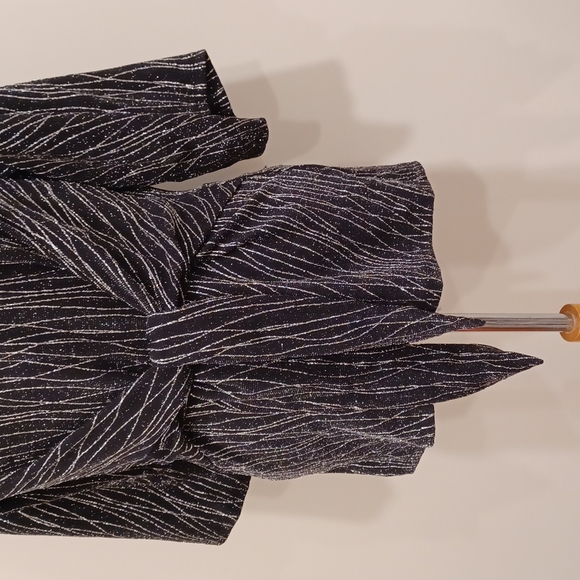 Anne Klein Black & Silver Knit Top NWT- Sz. Med - Picture 8 of 10